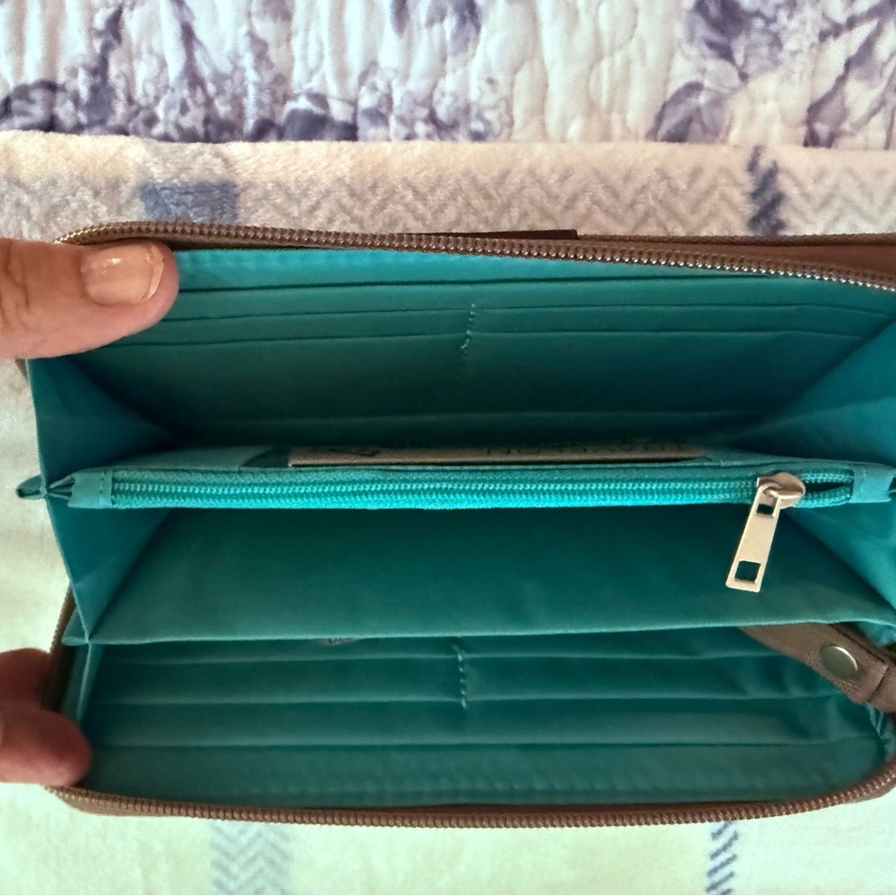 Travelon Brown Wallet with RFID Blocking - Picture 4 of 6